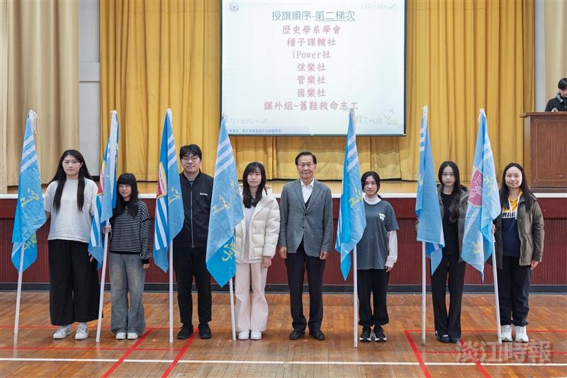 At the Winter Service Team Flag-Presentation Ceremony, President Keh (right 4th) presented the flag to the service teams.
