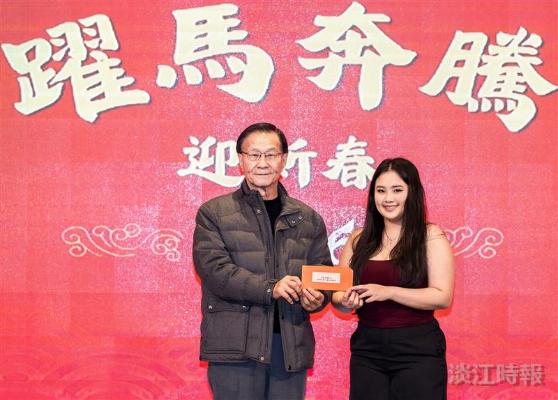 President Keh (left) presented a NT$6,000 grand-prize red envelope to the winning student.