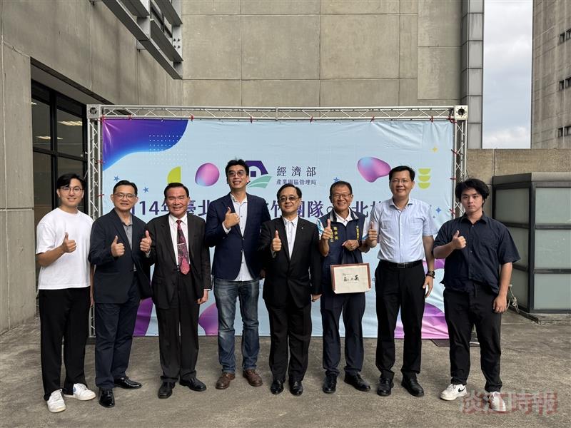At the 2025 Dayuan Industrial Park Achievement Exhibition, staff from the Office of Research and Development posed for a group photo with You-Wen Liang (center), Director of the Taipei Branch, Bureau of Industrial Parks, Ministry of Economic Affairs.