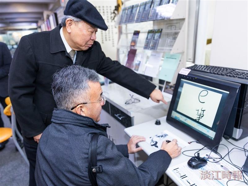 Yomiuri Shimbun correspondent in Taiwan, Seiichiro Takeuchi, experiences the Smart e-Pen; pictured on the left is Ben-Hang Chang, Director of the Carrie Chang Fine Arts Center.