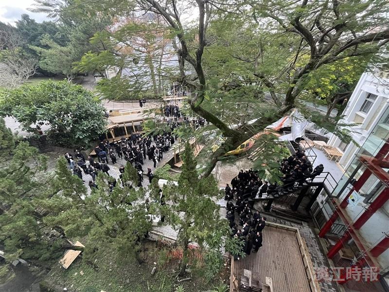 追悼溫暖如光的建築人游瑛樟　逾250位師生校友黑衣回到系館