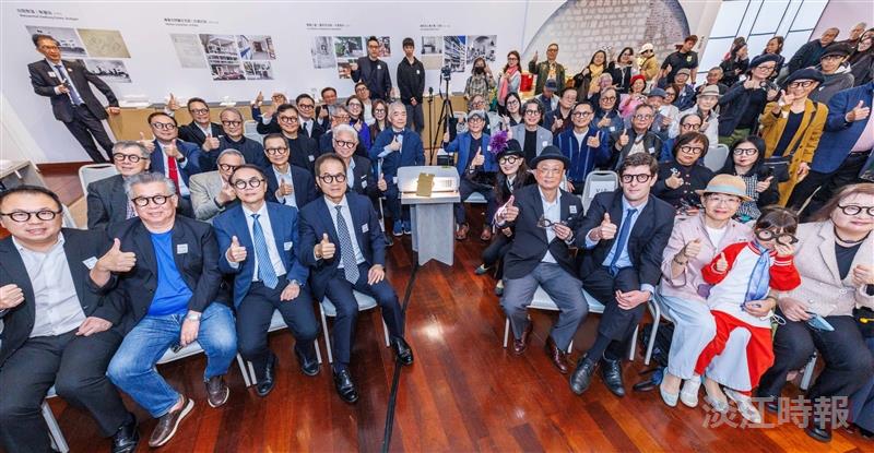 Guests wore Le Corbusier–style glasses and held themed cookies as they posed for a commemorative group photo.