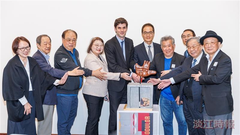 Distinguished guests jointly cut a cake shaped like the “Open Hand” architectural model, symbolizing the transformation of architectural spirit into a shared cultural memory.