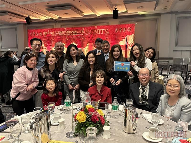 芝加哥校友會出席僑界新年晚會 盧秀琴邀大家一起看《大濛》
