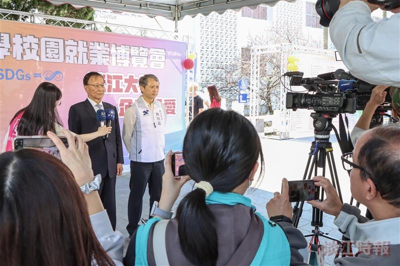 President Huan-Chao Keh (left) and Director of the Labor Affairs Department, New Taipei City, Jui-Chia Chen, were interviewed by the media.