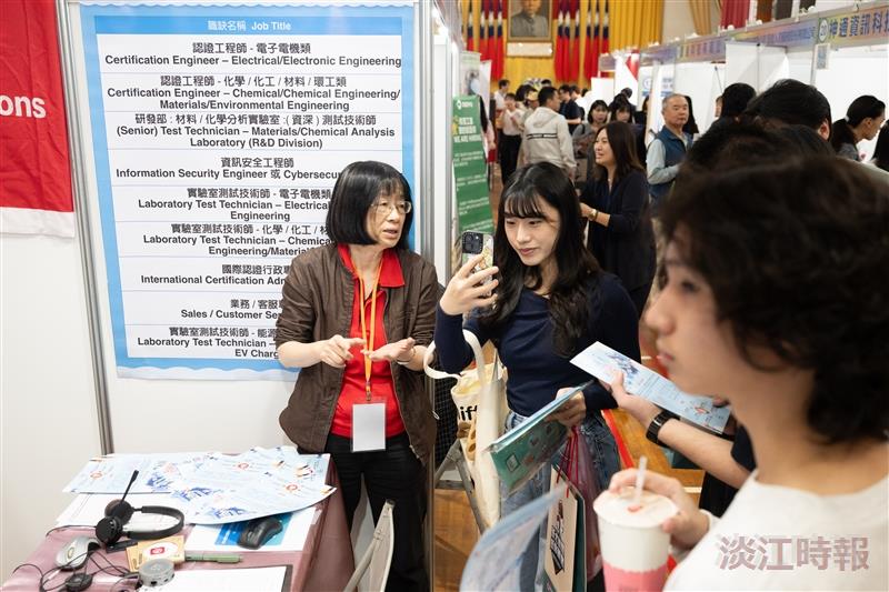 Exhibitors at the booths introduced job openings and company information to student job seekers.