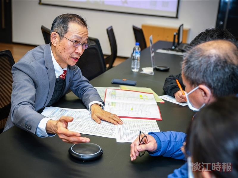 The Office of Academic Affairs set up an “Admission Score Analysis Consultation Desk,” where Dean of Academic Affairs Tzong-Ru Tsai personally provided guidance to students and parents on entrance exam score analysis.