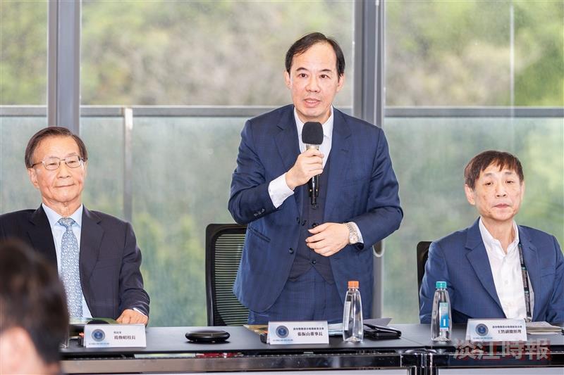 Chairperson Chen-Shan Chang (right) of the Securities and Futures Institute delivered a speech.