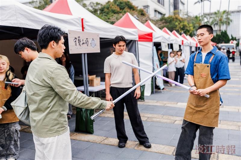 大傳系第40屆畢業展覽擺攤