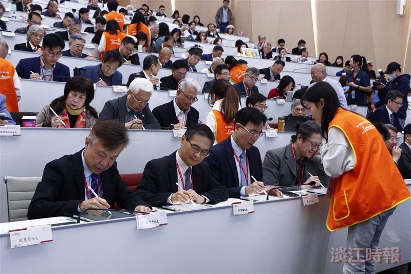 Faculty members and alumni at the venue diligently practiced using the e-Pen under the guidance of staff.