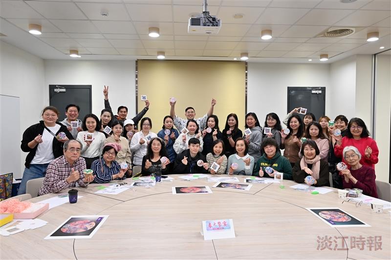 Participants in the DIY crystal coaster activity “Spring Breeze & Dancing Butterflies • Sparkling Memories” happily posed for a group photo while holding their creations.