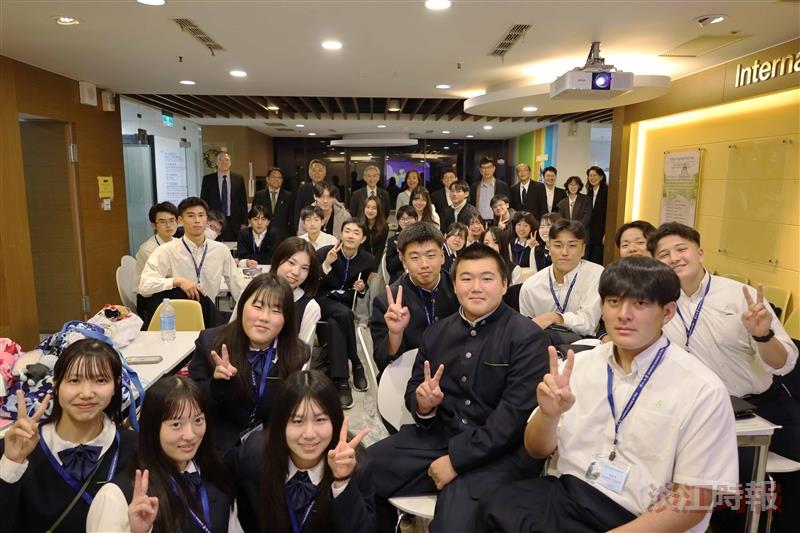 A group of teachers and students from Onomichi High School in Japan visited the university on March 4 for a short-term study program. The opening ceremony was held in the lobby on the 10th floor of the Ching-Sheng Building.