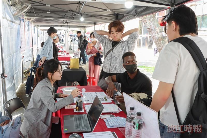 Many companies with overseas operations offered employment opportunities to international students who visited booths to inquire about relevant information.
