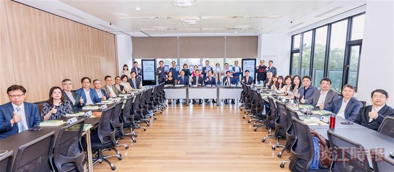 A group photo was taken at the signing ceremony of the MOU on certification examinations and financial knowledge promotion between the Securities and Futures Institute and Tamkang University.