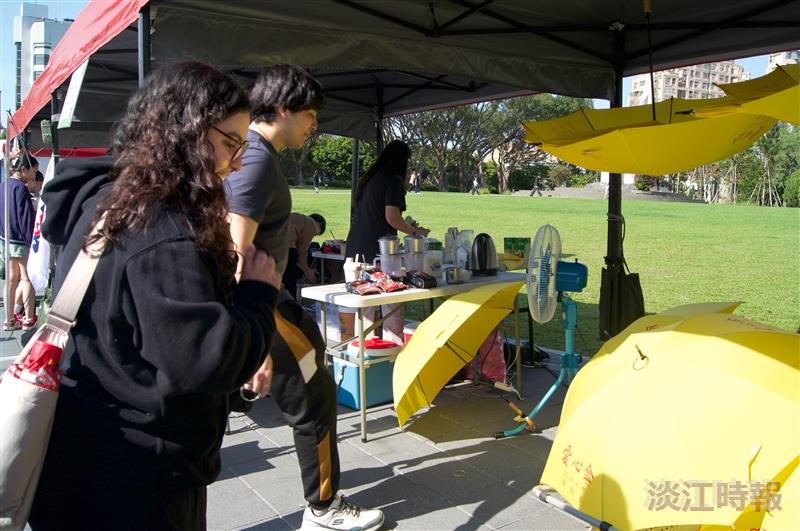 Students visited the “Tamsui Umbrella Graveyard” (「淡水雨傘墳場」) booth set up by the International Students Association to learn about the environmental impact of disposable items.