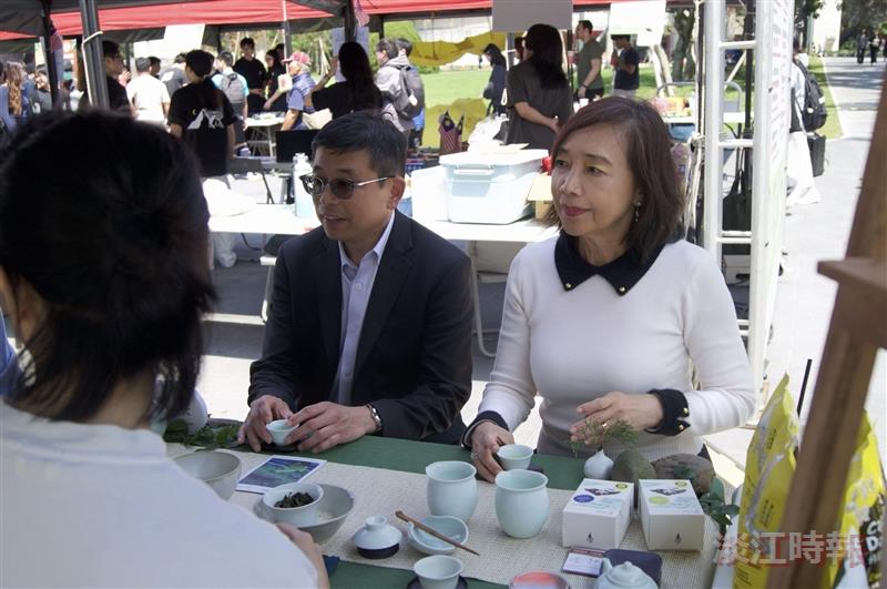 Vice President for International Affairs Hsiao-Chuan Chen (right 1st) and Dean of International Affairs Chien-Mu Yeh visited the booths and listened to students from the Bliss & Wisdom Youth Club introduce tea culture.