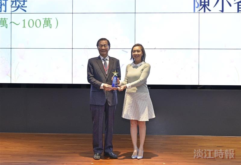 President Huan-Chao Keh (left) presented a donation appreciation award to Vice President for International Affairs Hsiao-Chuan Chen.