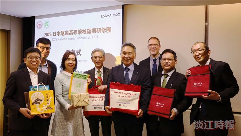 (From left) Dean of International Affairs Chien-Mu Yeh, Director of the Chinese Language Center Hsiang-Hua Chou, Vice President for International Affairs Hsiao-Chuan Chen, Chairman Haruhiko Kato of Onomichi High School, Principal Takasuke Yamamoto, and teachers Willems Grant, Oebesu Mitsuhiro, and Masao Takahashi exchanged gifts and posed for a commemorative photo.