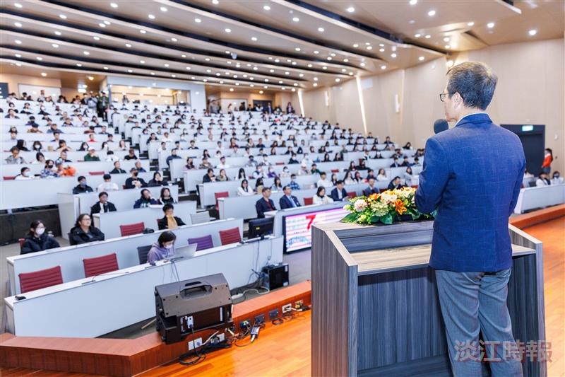 At the “Chasing the Light: 2026 Tamkang University Department Expo,” Academic Vice President Hui-Huang Hsu introduced Tamkang University’s educational philosophy and distinctive features.