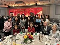 芝加哥校友會出席僑界新年晚會 盧秀琴邀大家一起看《大濛》