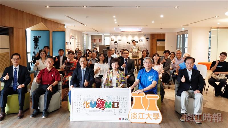 The Department of Chemistry and the Science Education Center held the “Advancing into Malaysia: Cross-Border Collaboration in Science Education” press conference at 10:30 a.m. on April 9 at the Chung-Ling Branch of the Chueh-Sheng Memorial Library.