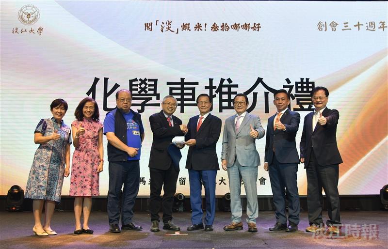 President Keh (right 4th) presented a model of the Chemistry Mobile Lab to Universiti Tunku Abdul Rahman President Dato’ Ewe Hong Tat (left 4th), symbolizing the official launch of the “Chemistry On The Go” outreach program in Malaysia.