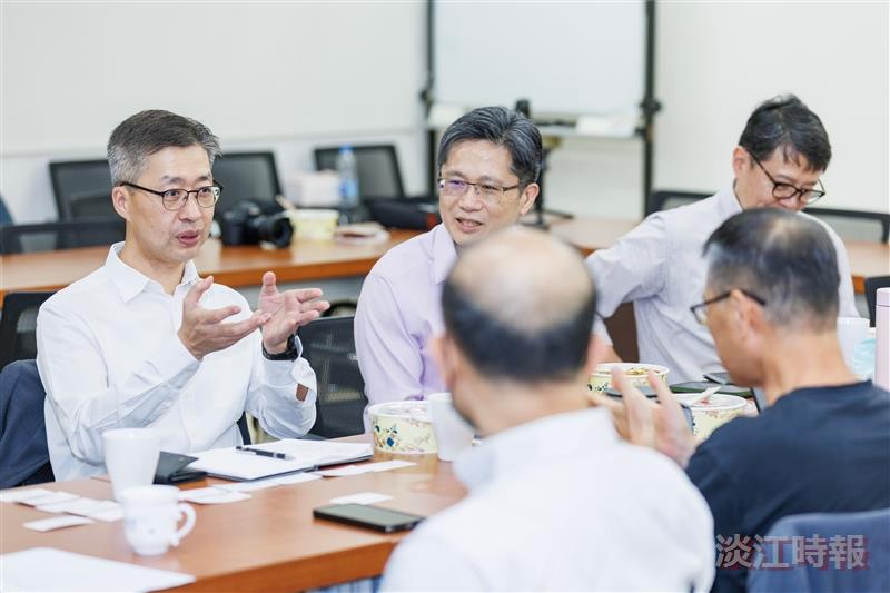 Senior Vice President of Commercial Business at AMD, Jeffrey Huang (left), and his delegation met with TKU representatives to discuss details of the collaboration.