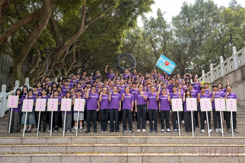 At the 2026 National Intercollegiate Athletic Games flag presentation ceremony, President Huan-Chao Keh posed for a group photo with the university delegation after presenting the flag.