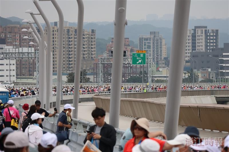 On April 17, during the “Tamsui–Bali: Bridging to the Future” inauguration series, surging crowds nearly filled the entire bridge deck, creating a spectacular scene.