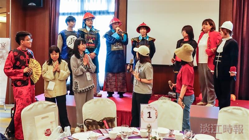 The press conference opened with a theatrical performance, “Naval Mines Beneath the Danjiang Bridge,” presented by the USR Banquet Program team, vividly recreating historical scenes.