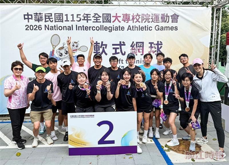 As the 2026 National Intercollegiate Athletic Games kicked off, the soft tennis team secured three silver medals in an early showing, with coaches and athletes posing happily for a group photo.