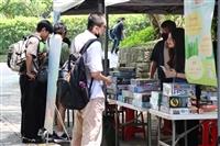 彩妝社、桌遊研習社擺攤販售二手商品