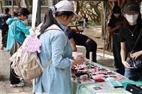 彩妝社、桌遊研習社擺攤販售二手商品