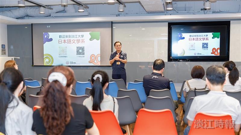 President Huan-Chao Keh toured the examination venues in various buildings on the afternoon of May 15 and encouraged applicants in the waiting areas.