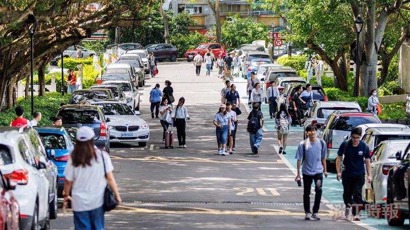 During the interview period, campus sidewalks were temporarily open for applicant vehicles to stop and drop off passengers.