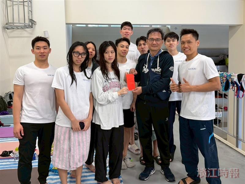 I-Cheng Chen (third from right) presented a special meal allowance to the university delegation, offering encouragement and support to the student-athletes.