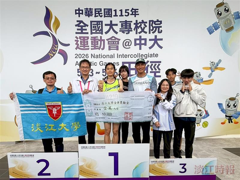 Yi-Chia Chen (left, third from left) from the Department of Artificial Intelligence won the gold medal in the Women’s General Division High Jump event.