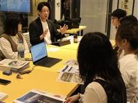 熊本企業就業博覽會中，各企業分別作徵才說明，吸引學生前往聆聽。