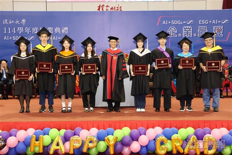 President Keh (center) poses for a group photo with the representatives of the master’s degree graduates from each college after presenting them with their diplomas.