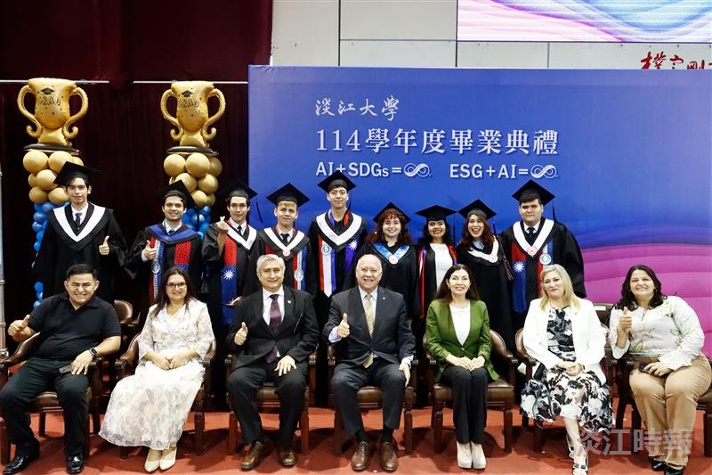 Darío Filártiga Ruiz Díaz (front center), Ambassador of Paraguay to Taiwan, and his wife joined the Paraguayan graduates for a group photograph.