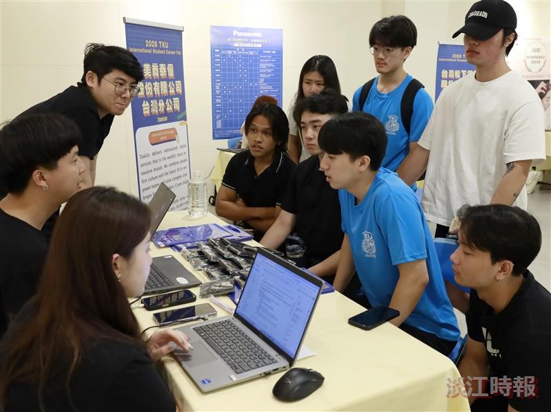 A group of Indonesian students attended the career fair together, listening attentively to job opportunity consultations at the booth of TaskUs Holdings