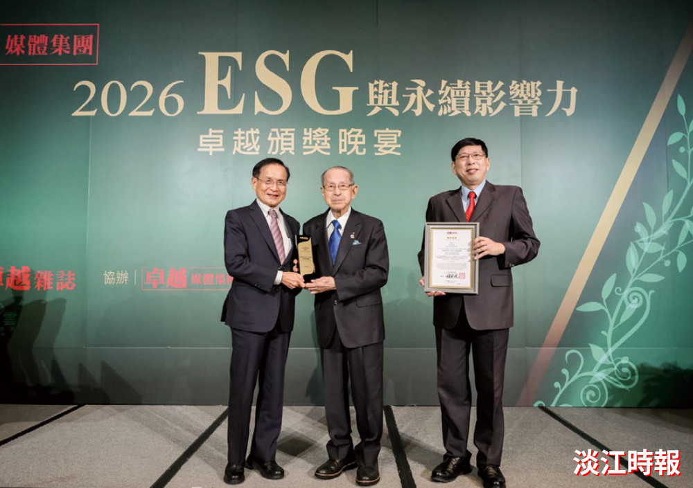 科見美語榮獲ESG與永續影響力卓越獎項 英文系傑出系友侯登見分享榮耀