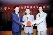 新任人事主任宛同（右）由洪欽仁（左）手中接過印信。