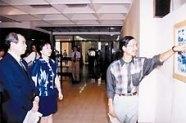 校長林雲山與副校長張家宜參觀於商館展示廳 展 出 的 陳 昭 奕 畫 展 ，