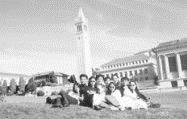 加柏克萊大學團的同學們在夏威夷海灘前合影留念。（建教中心提供）