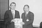 拜 會 我 國 駐 日 代 表 處 ， 致 贈 本 校 刊 物 。 （ 右 為 駐 日 馬 副 代 表 ）