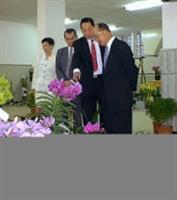 張 創 辦 人 （ 右 ） 、 林 校 長 （ 左 二 ） 、 總 務 長 鈕 撫 民 （ 右 二 ） 相 偕 參 觀 蘭 花 展 。 （ 攝 影 \ 韓 兆 容 ）