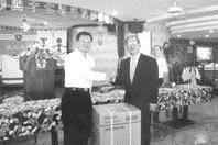 花 蓮 校 友 會 舉 辦 校 慶 聯 誼 活 動 ， 校 友 高 泉 裕 （ 圖 左 ） 幸 運 地 抽 中 第 一 大 獎 — — 由 花 蓮 縣 長 王 慶 豐 所 提 供 的 電 冰 箱 ， 由 創 辦 人 張 建 邦 頒 贈 。 （ 攝 影 \ 舒 宜 萍 ）