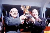慶 祝 大 會 上 ， 名 譽 董 事 長 林 添 福 （ 左 ） 親 自 頒 發 金 鷹 獎 座 給 今 年 的 八 位 得 主 。 圖 右 為 葉 仲 麟 校 友 。 （ 攝 影 \ 劉 暢 ）