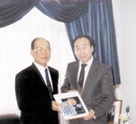張 創 辦 人 接 見 葉 仲 麟 校 友 （ 右 ） ， 感 謝 其 捐 款 作 為 蘭 陽 校 園 建 校 基 金 。 （ 董 事 會 提 供 ）